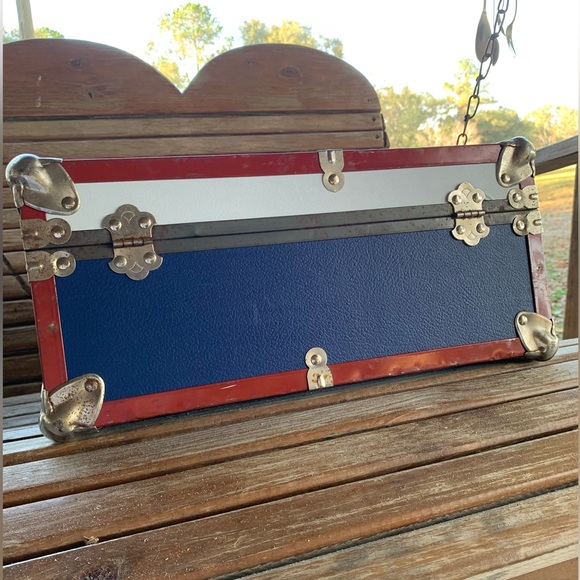 BEAUTIFUL ANTIQUE 1950’s RED WHITE and BLUE HARDSIDE CASE.  $120 OBO - Picture 4 of 15